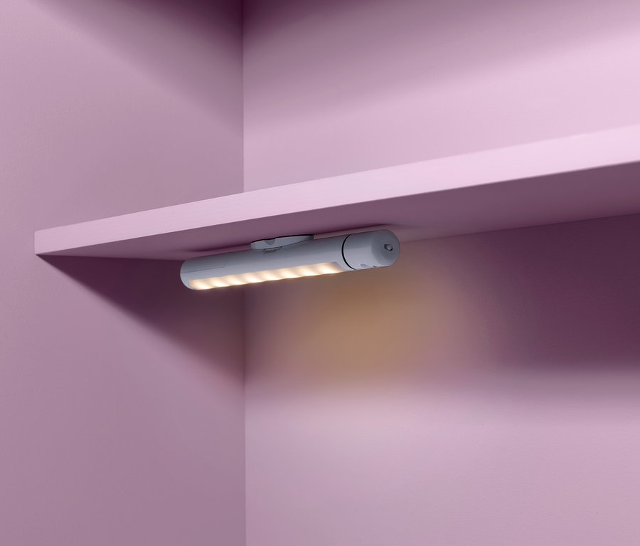 LED multifunkční svítidlo připevněné ke spodní straně police.