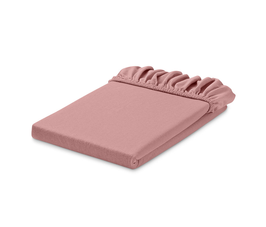 Růžové žerzejové napínací prostěradlo standardní velikosti složené na sobě.