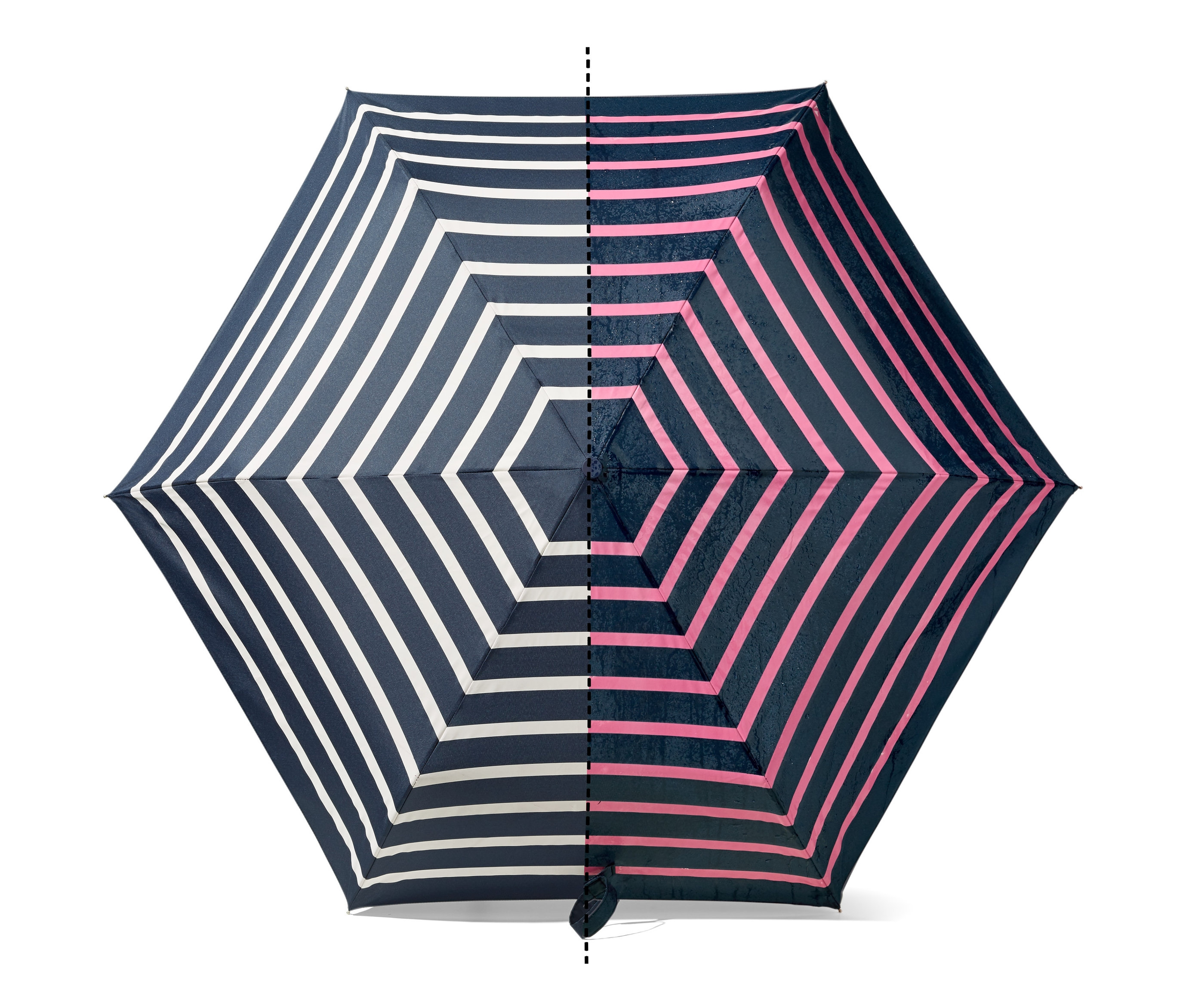 Detailní pohled shora na otevřený deštník s efektem změny barev a se střídajícími se bílými a růžovými pruhy na tmavě modrém pozadí.