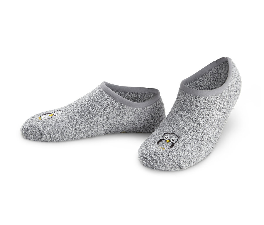 Dva páry šedých ponožkových papučí s nášivkou zvířat.