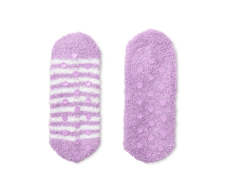 Dva páry froté ponožkových papučí fialové barvy s protiskluzovými prvky.