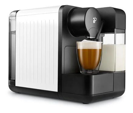 Kávovar Cafissimo milk, bílý, připravuje kávu do sklenice.