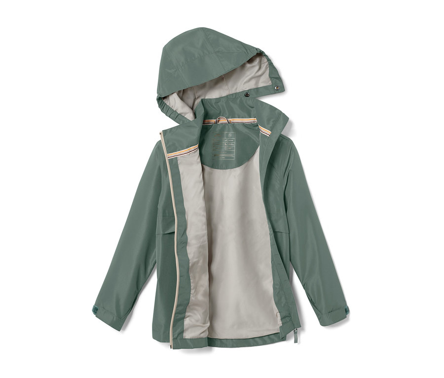 Zelená bunda do každého počasí, otevřená a položená.