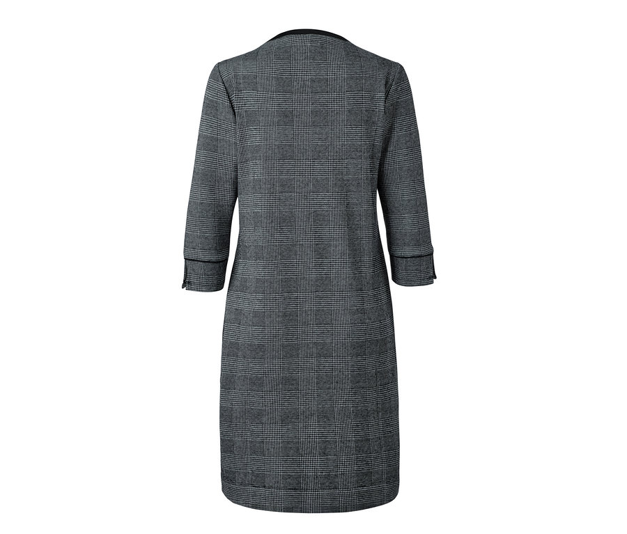 Detail šatů z teplákoviny s 3/4 rukávy.