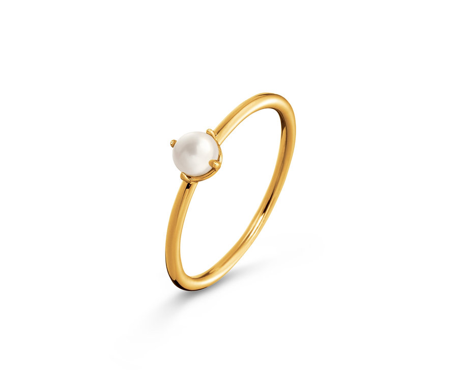 Detail zlatého prstenu s uměle pěstovanou sladkovodní perlou.