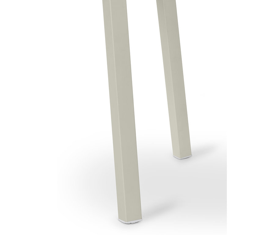 Detail dvou nohou rozkládacího stolu.