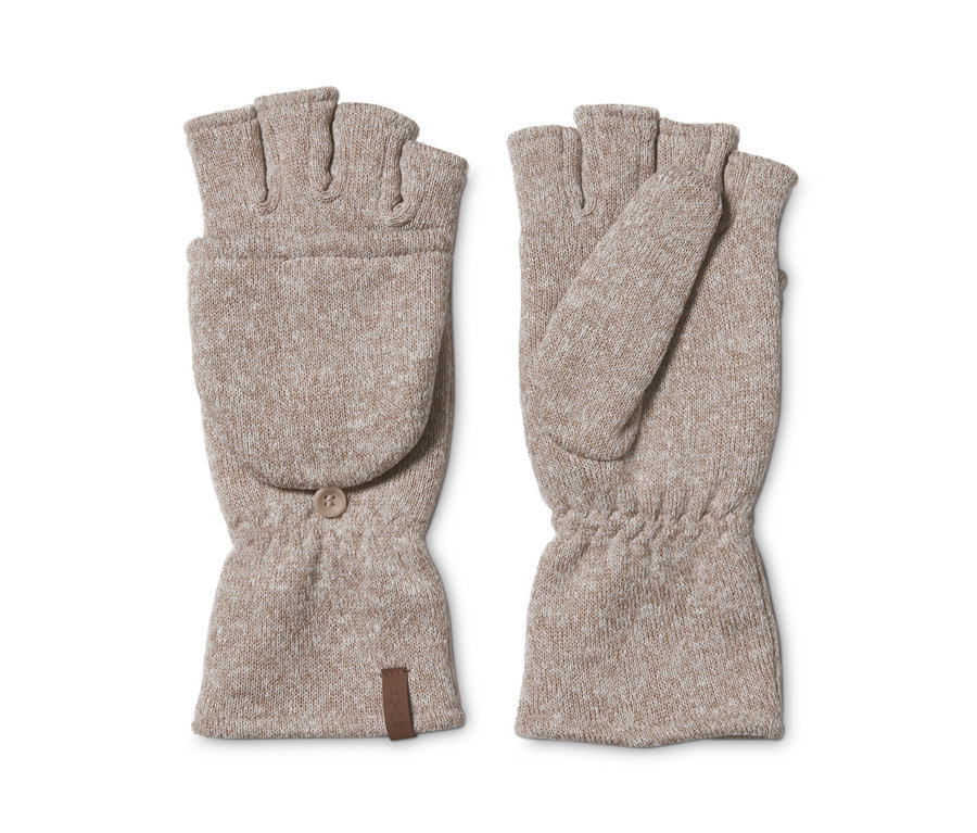 Dva béžové pletené flísové odklápěcí palčáky na bílém pozadí.