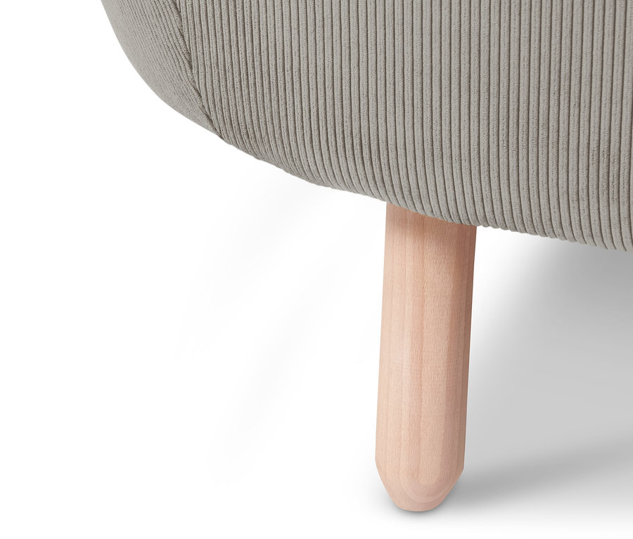 Detail béžové manšestrové pohovky SCAPA pro 2,5 osoby s dřevěnou nohou.