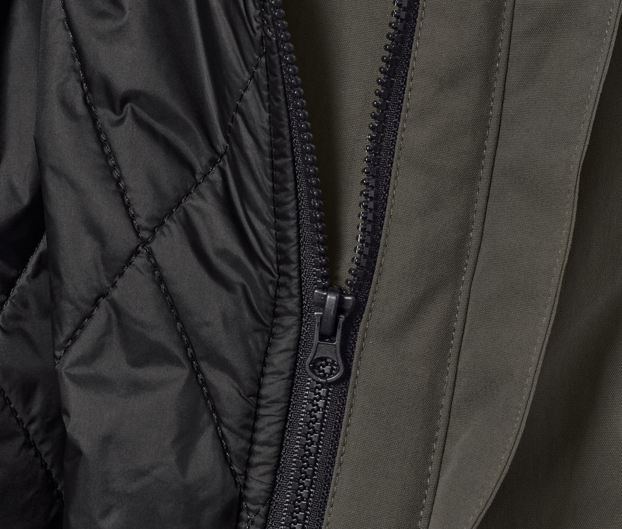 Detail bundy 3 v 1 s vestou, zip a černá prošívaná vnitřní vrstva.