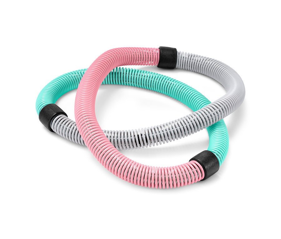 Dvě propletené pružné obruče na cvičení, jedna růžová a jedna tyrkysovo-šedá.