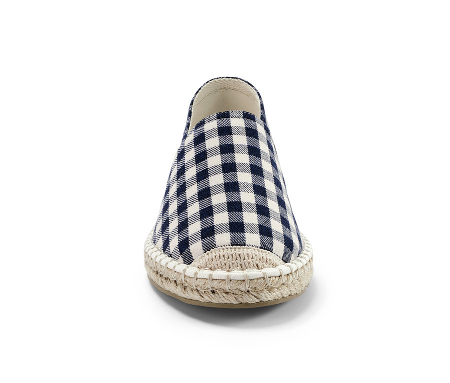 Detailní pohled na espadrilky s modrobílým kostkovaným vzorem.