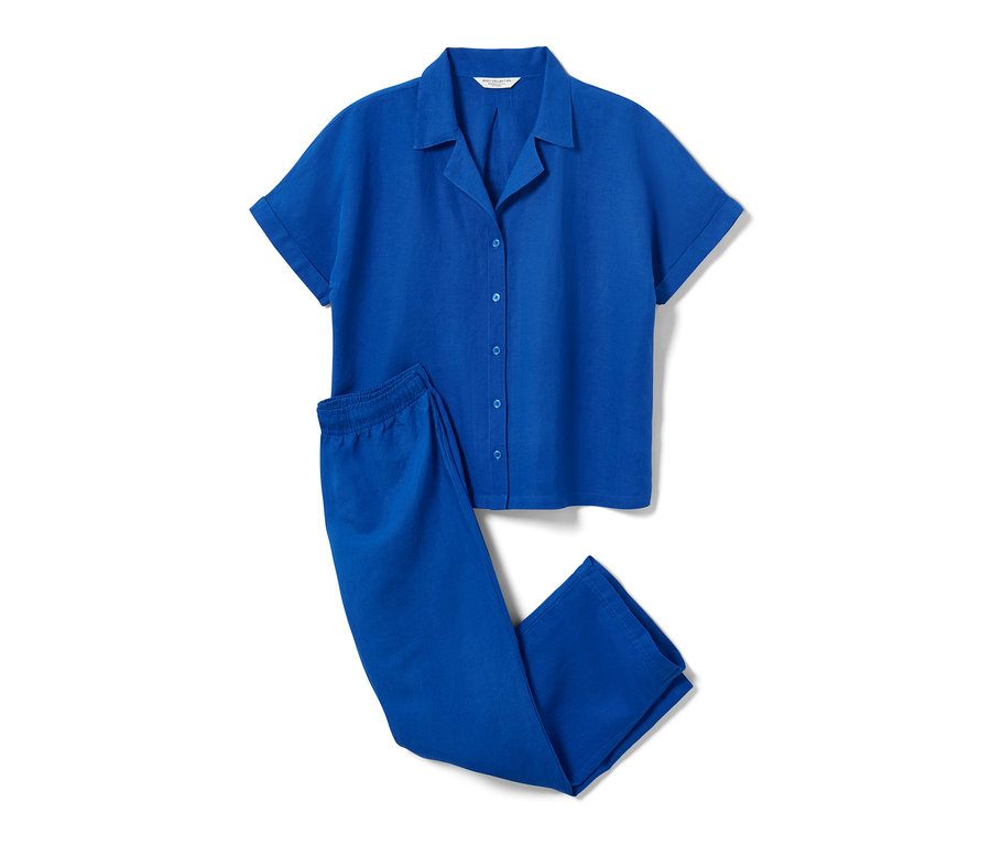 Modré lněné pyžamo s knoflíkovou košilí s krátkým rukávem a dlouhými kalhotami.