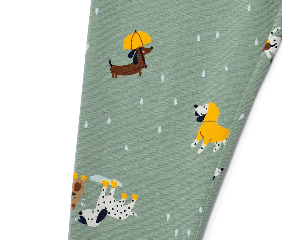 Detail dětských legín, 2 ks, se vzorem psů v dešti.