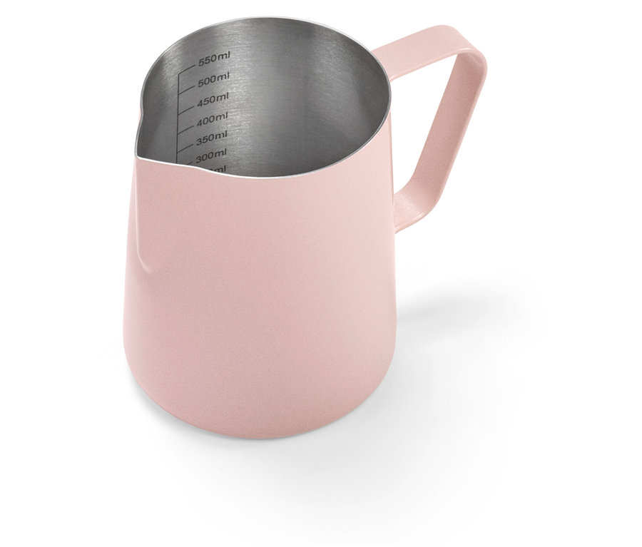 Detailní záběr na metalickou růžovou konvičku na napěňování mléka.