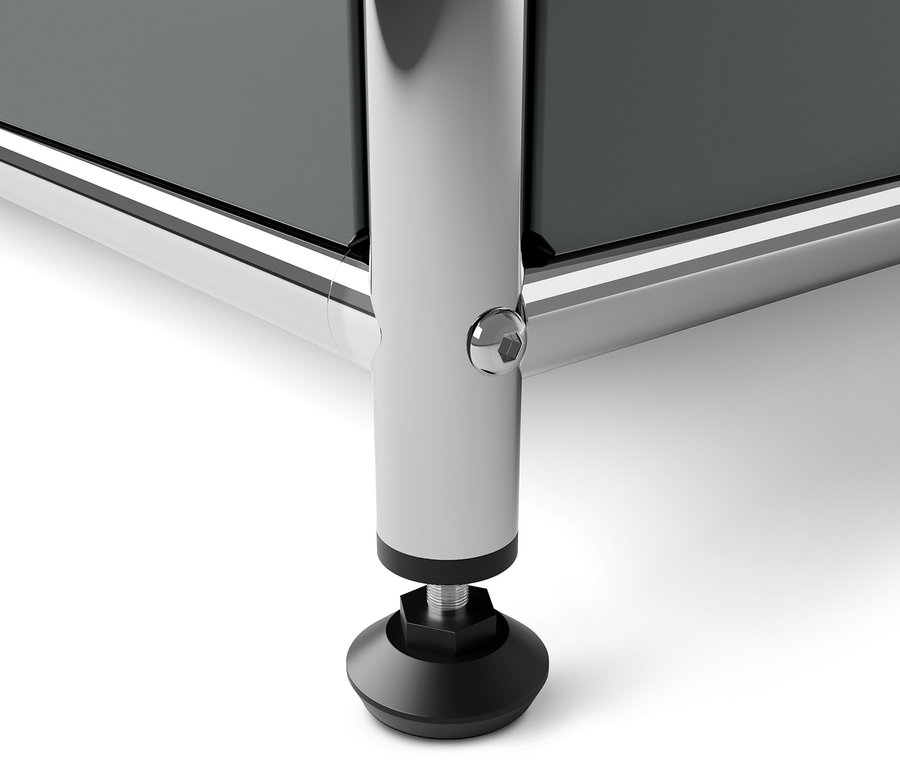 Detail šedé kovové skříňky CN3 s nastavitelnou nohou.