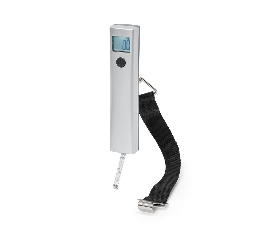 Na bílém pozadí je digitální váha na kufry s černým popruhem a svinovacím metrem.