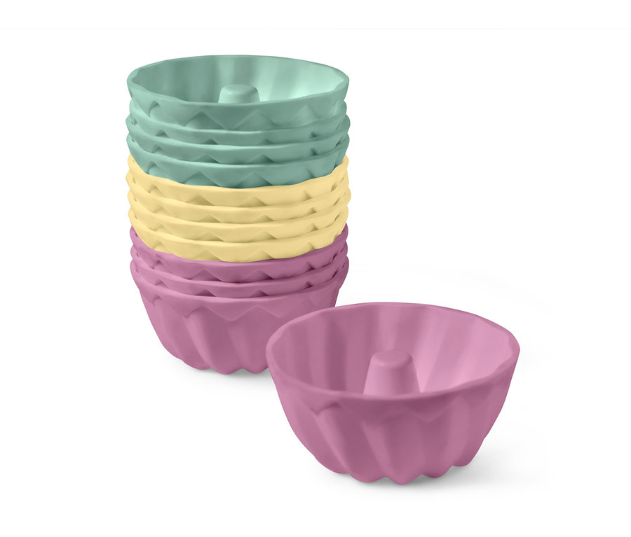 Sada 12 formiček na mini bábovičky v zelené, žluté a růžové barvě, jedna formička leží vedle sebe.