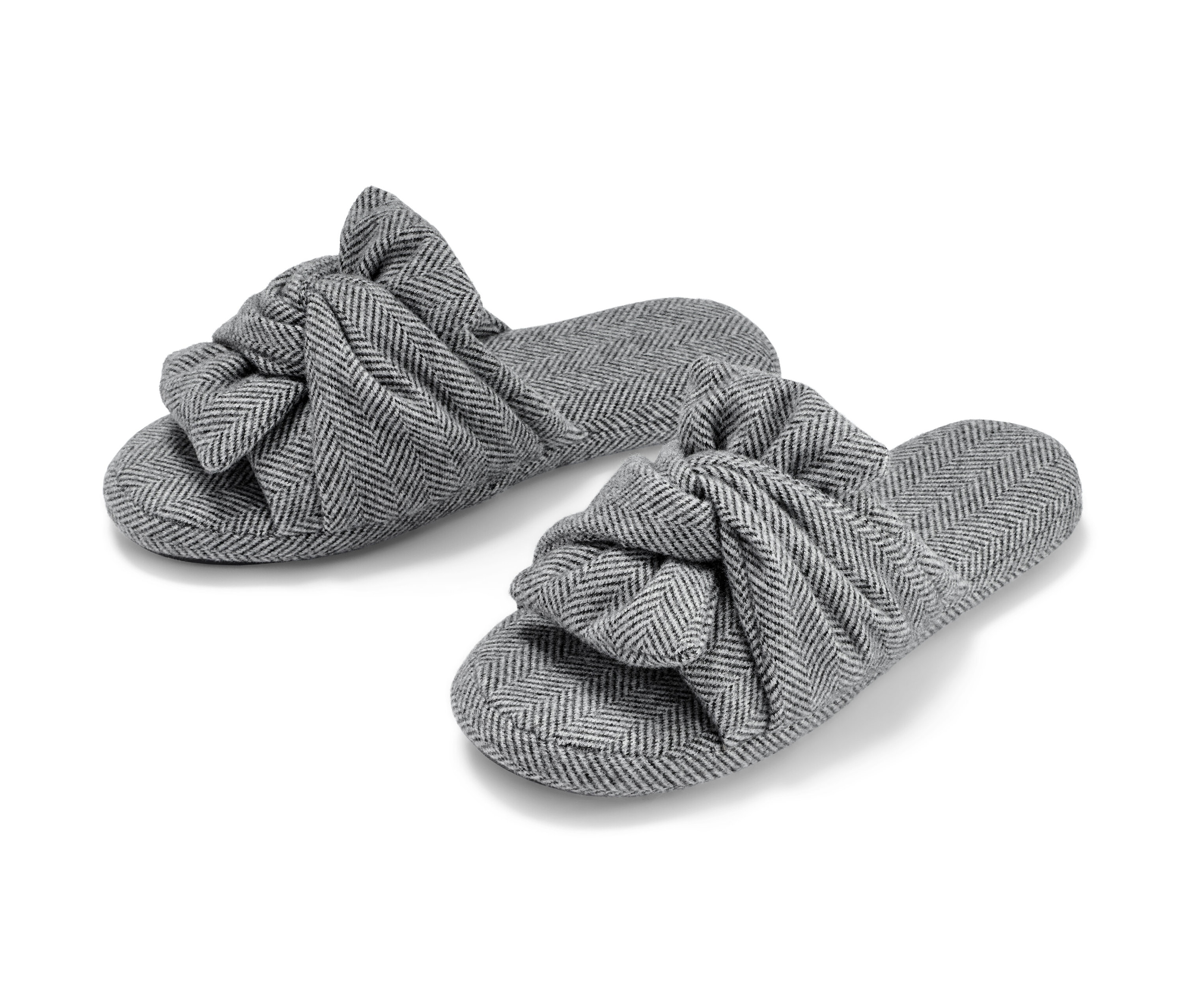 Dva páry šedých pantoflí.