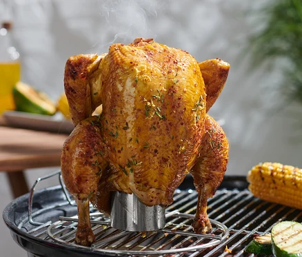 Kuře na grilu na grilovacím stojanu na kuřata.