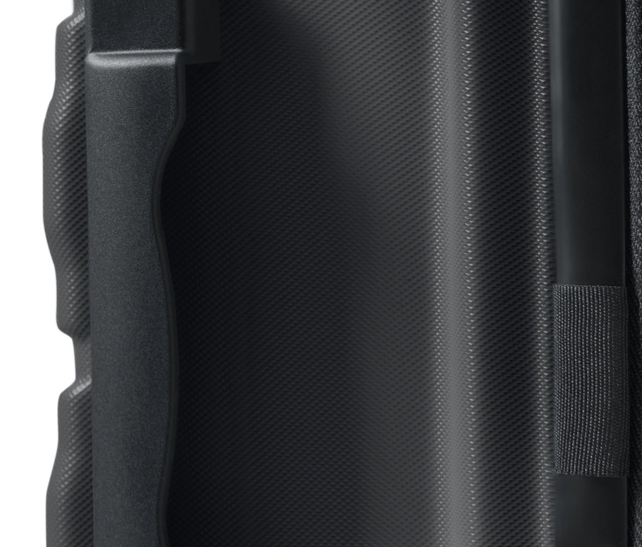 Detail velkého kufru z tvrdé skořepiny zobrazuje madlo a texturovaný povrch.