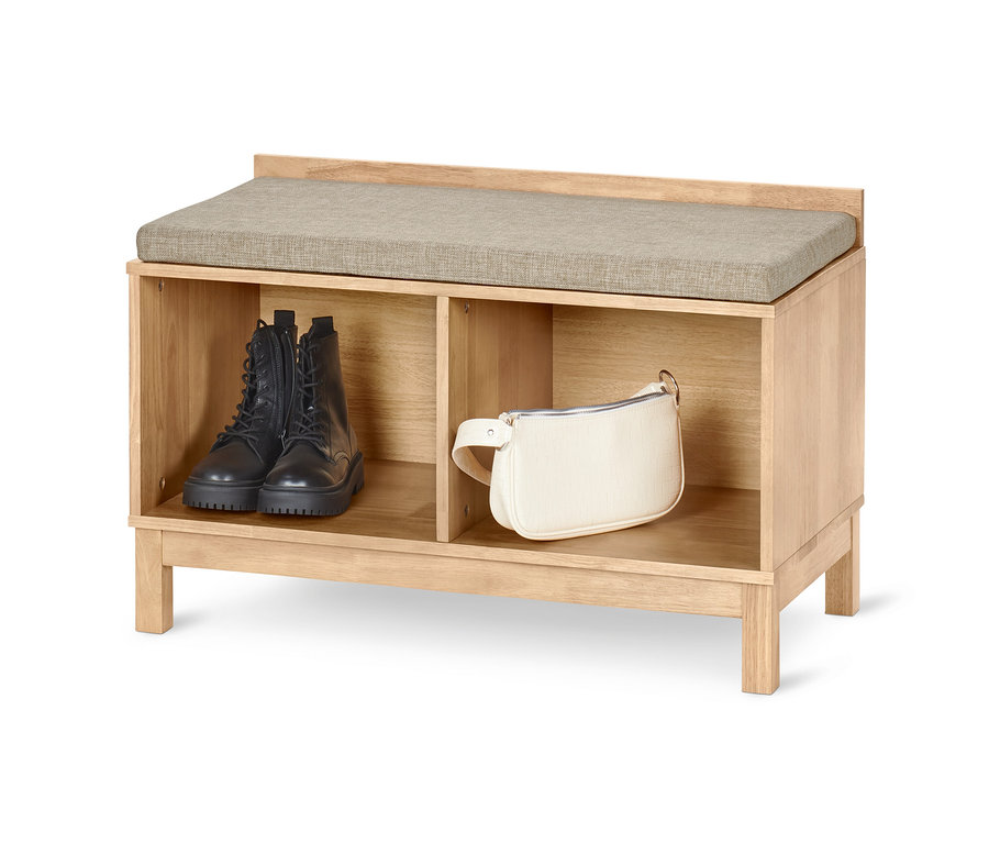 Lavice s úložným prostorem, v níž jsou černé boty a krémová kabelka.