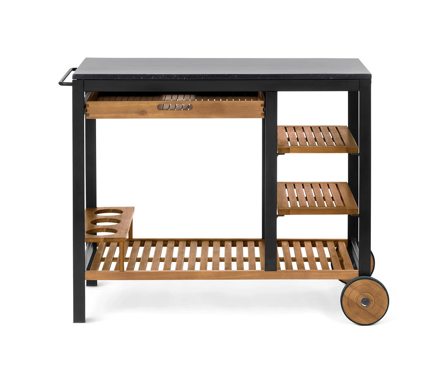 Černý grilovací vozík »Elin« se zásuvkou a betonovou pracovní deskou a dřevěnými policemi.