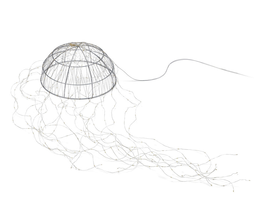 Drátěná polokoule se svazkem LED světelných řetězů.