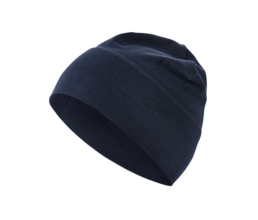 Detailní záběr na čepici s vlnou na bílém pozadí.