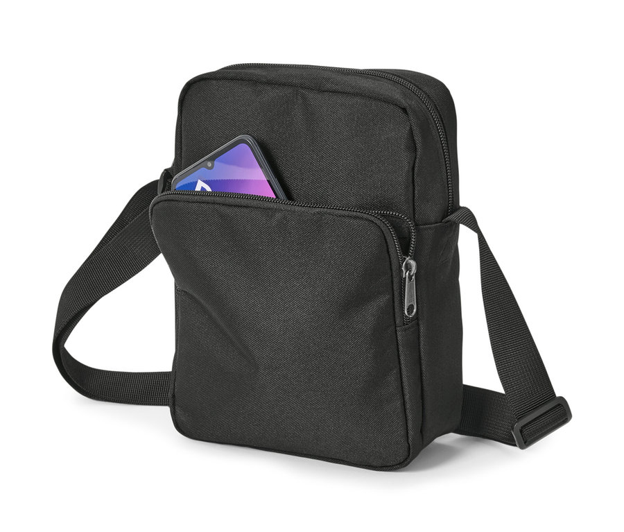 Černá taška přes rameno s telefonem v kapse.