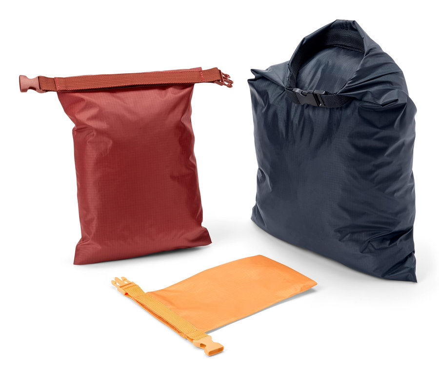 Tři voděodolné vaky v barvách červená, tmavě modrá a oranžová.