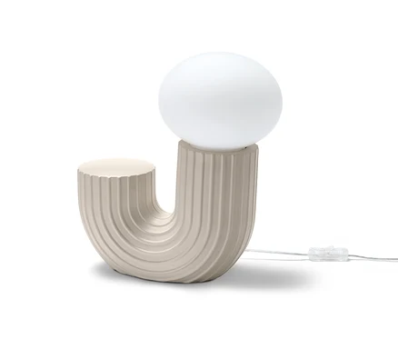 Designová stolní LED lampa na bílém pozadí.