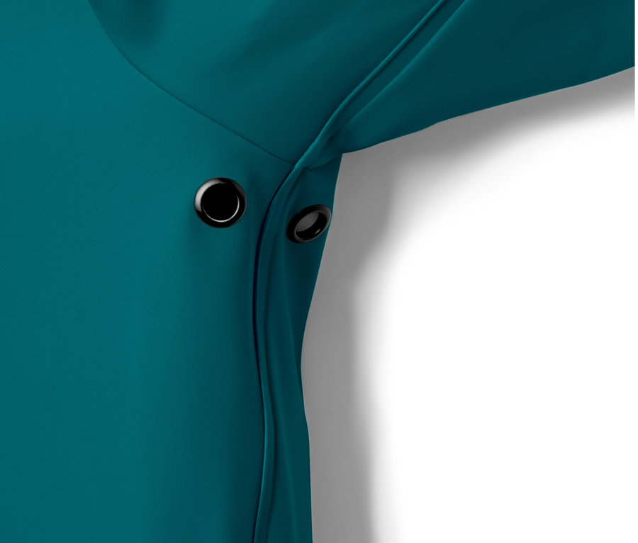 Detail modrého kabátu do deště s černými oky.