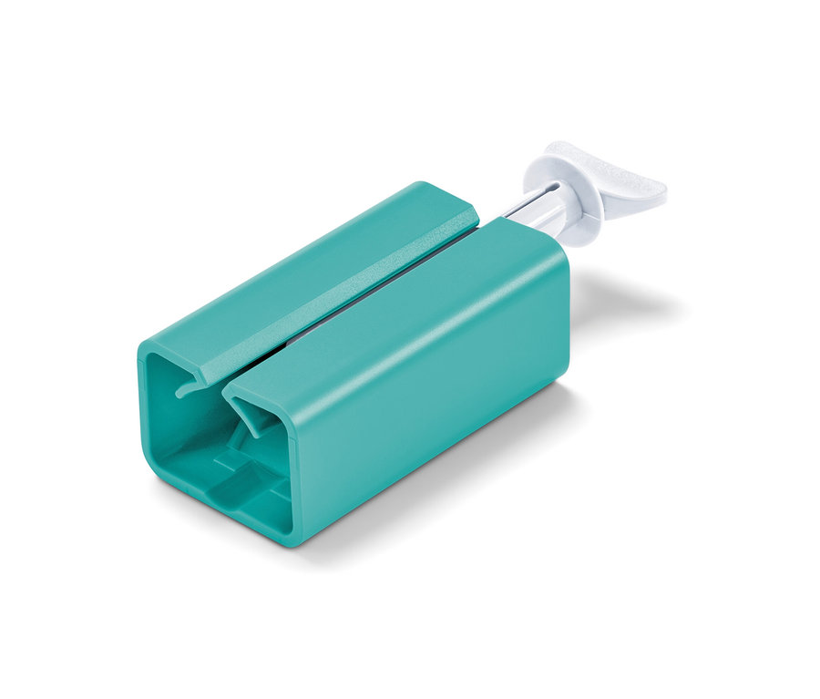 Detailní pohled na vytlačovač tub na bílém pozadí.