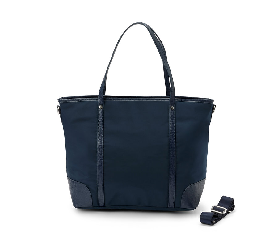 Modrá nákupní taška s uchy a popruhem.