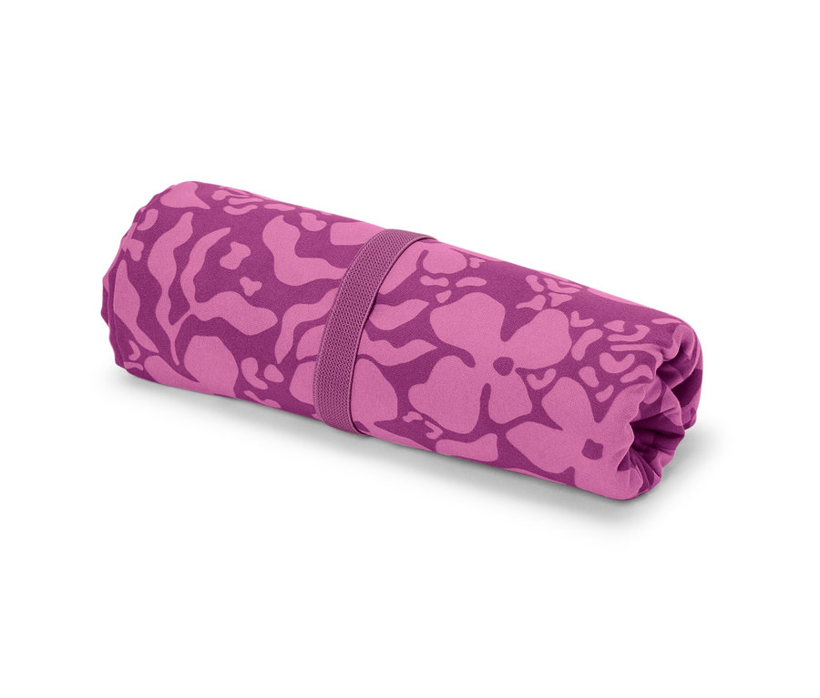 Srolovaný outdoorový ručník s fialovým vzorem a gumičkou.