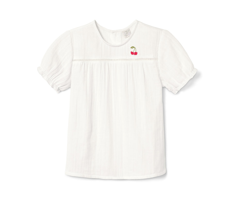 Bílá halenka s krátkými rukávy a výšivkou třešní.