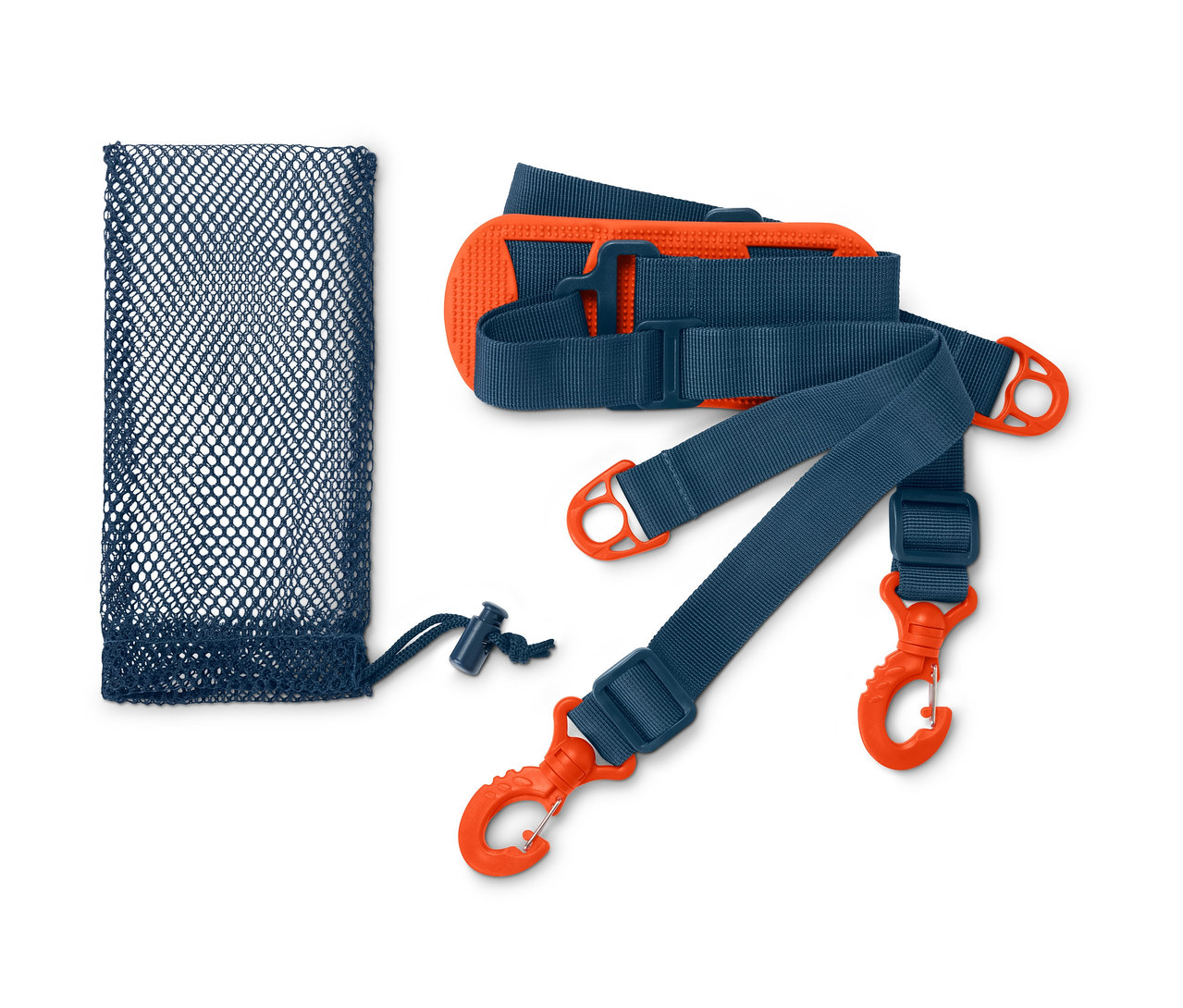 Multifunkční popruh a síťovaná taška na bílém pozadí.