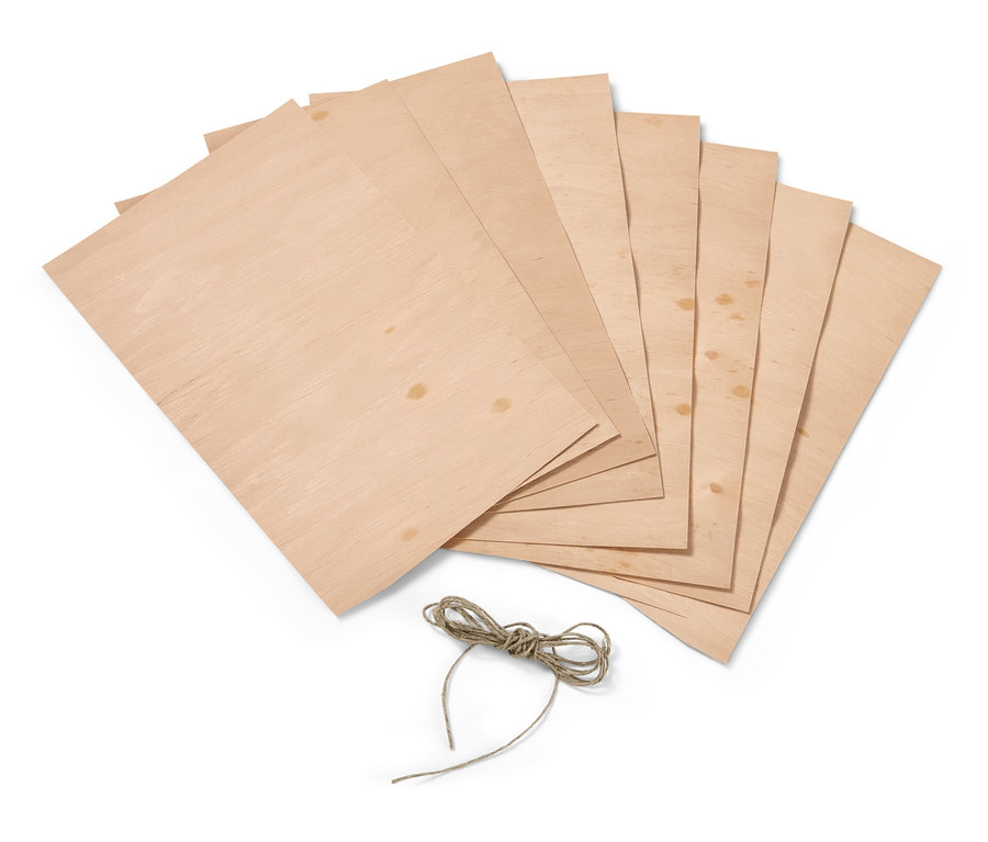 Osm listů grilovacího papíru z bukového dřeva a provázek.