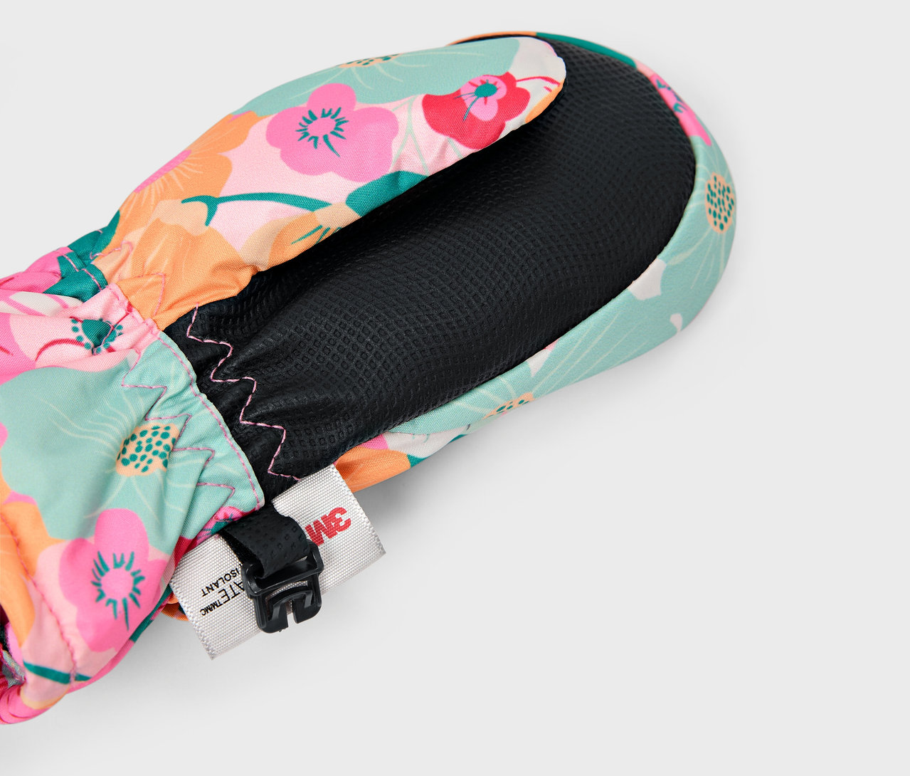 Detail pestrobarevné květinové palčáky s černou vnitřní podšívkou a nastavitelným popruhem.