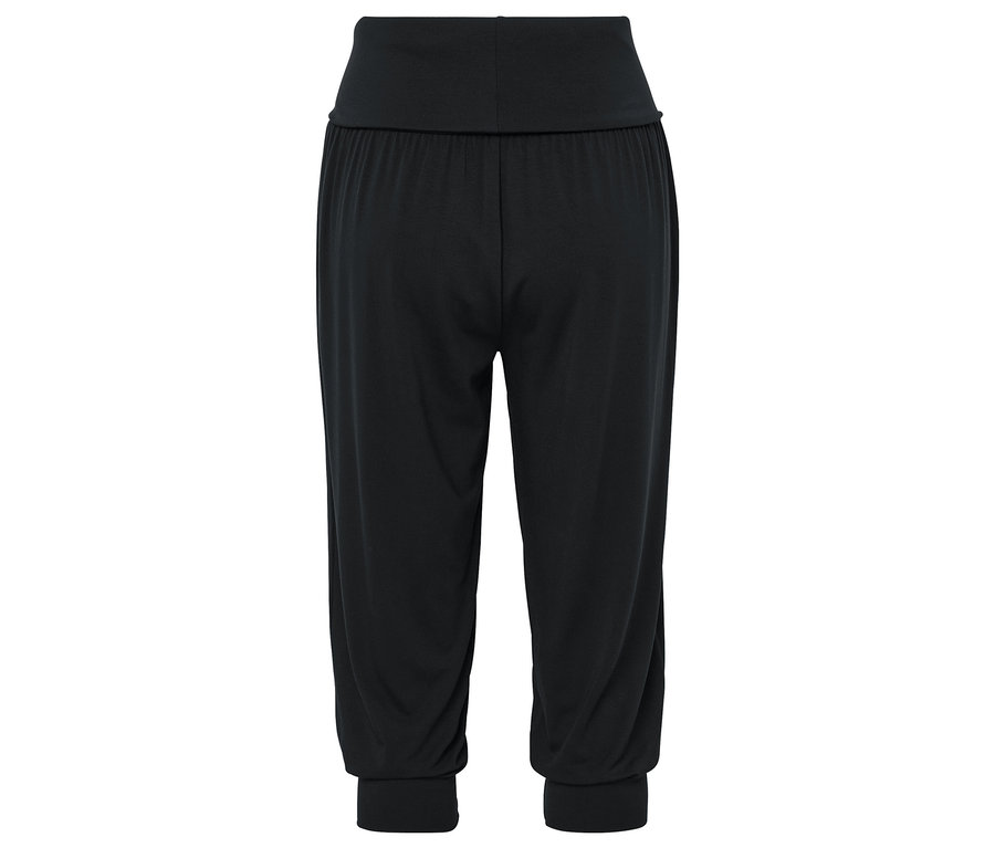 Černé tříčtvrteční kalhoty se širokým pasem a lemy na nohavicích.