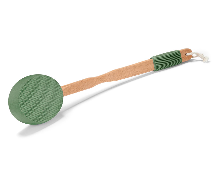 Zelená mycí houba s dřevěnou rukojetí a provázkem na zavěšení.