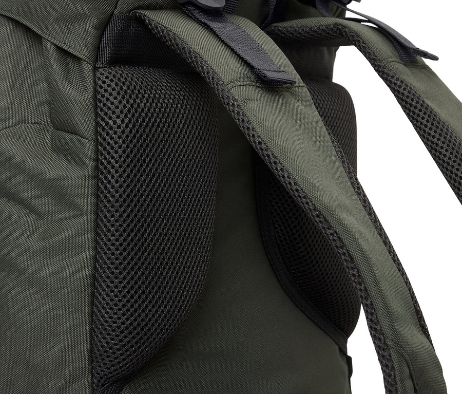 Detail zeleného turistického batohu, 40 l, s černou síťovinou na zádech a popruzích.