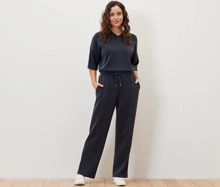 Žena pózuje v modré soupravě s kalhotami joggpant z modalové směsi.