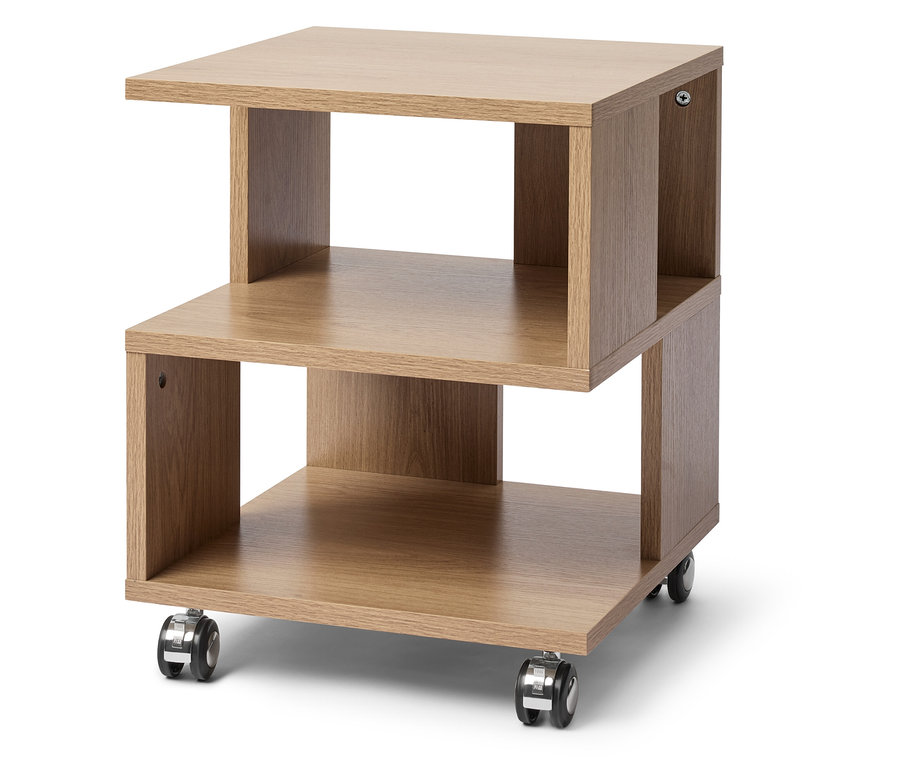 Světle hnědý dřevěný stolek se dvěma policemi a kolečky.