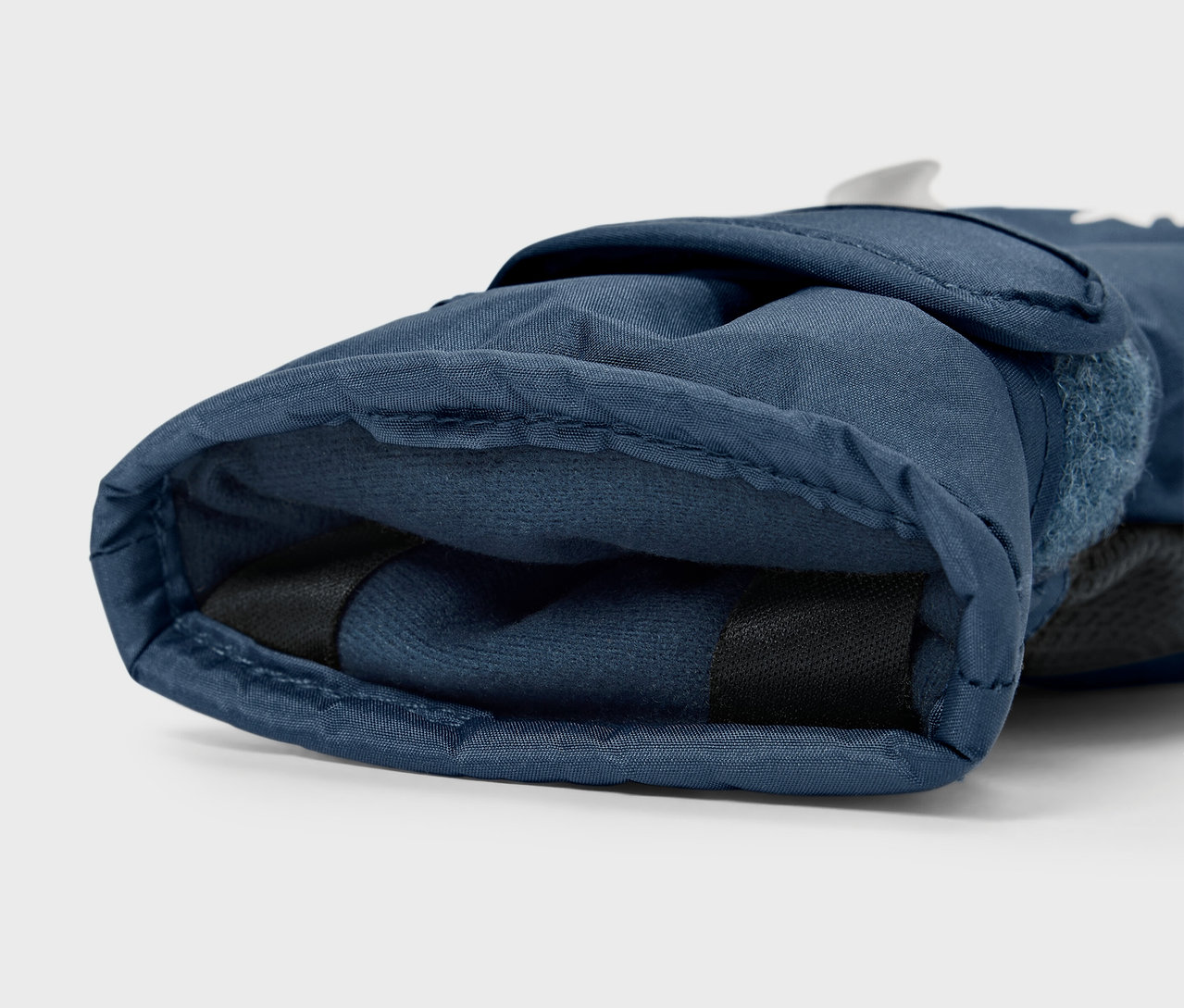 Detail modré lyžařské rukavice.