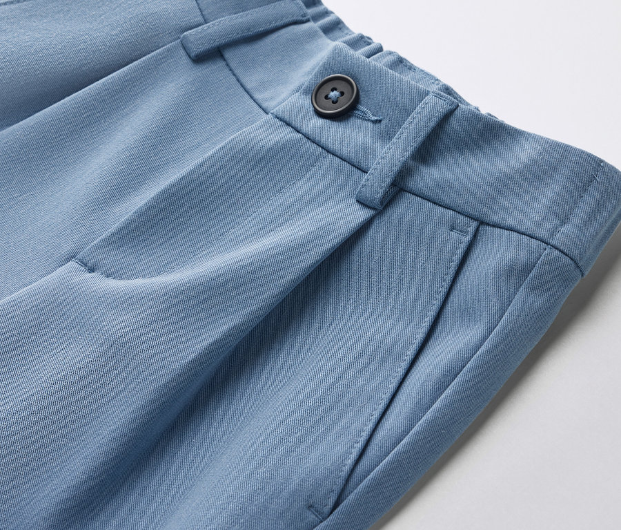 Detail dětských chino kalhot