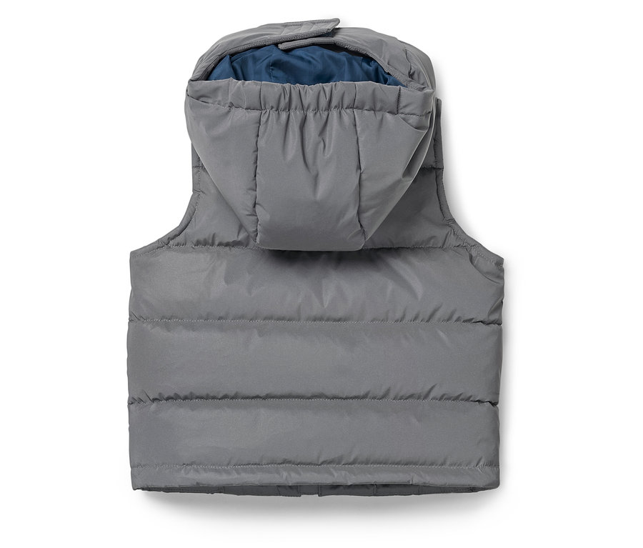 Pohled zezadu na šedou prošívanou vestu s kapucí a modrou podšívkou.