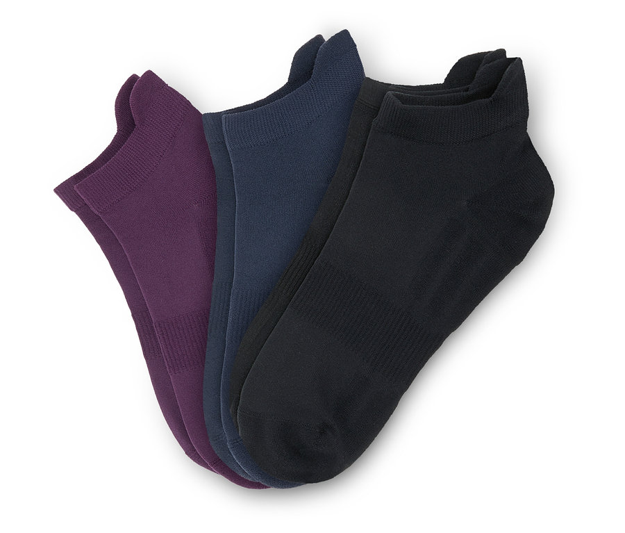 Tři páry barevných profesionálních běžeckých ponožek.