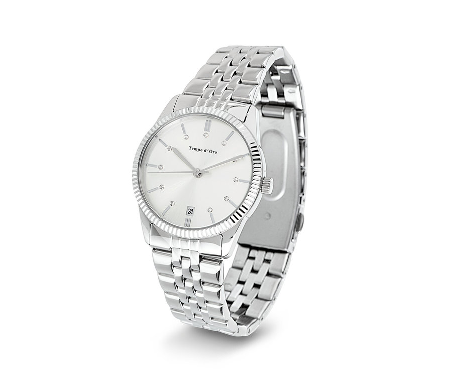 Stříbrné hodinky s kovovým páskem a bílým ciferníkem.