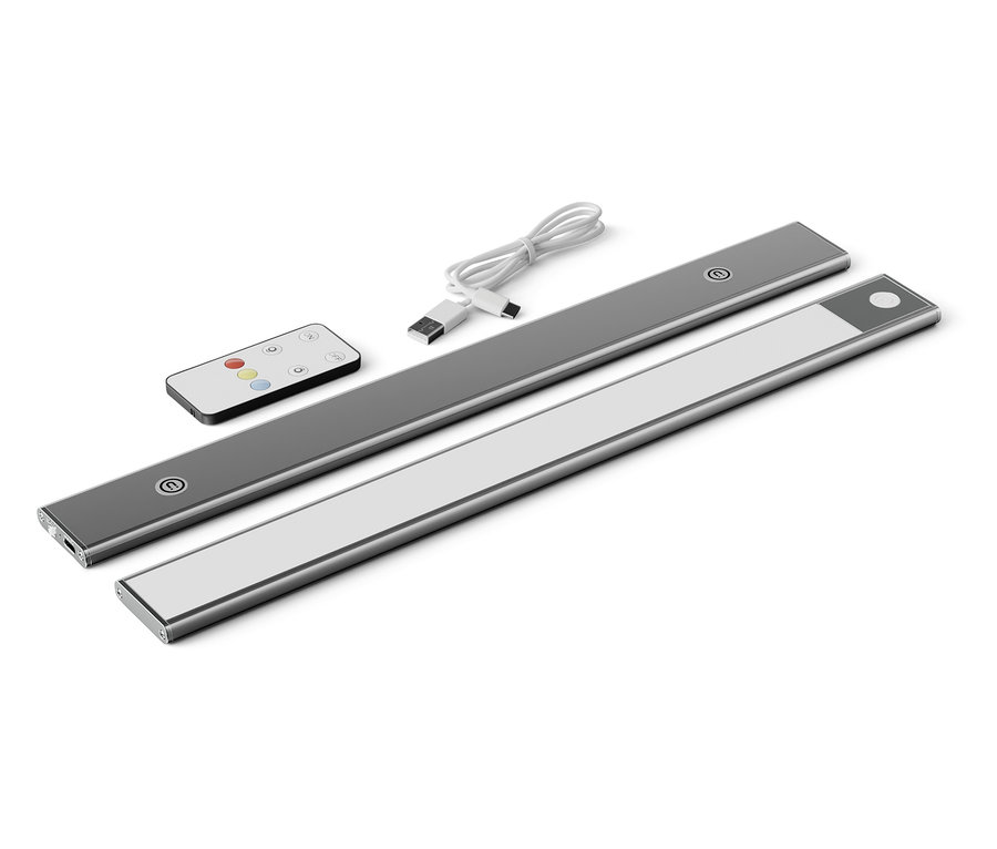Dvě stříbrné LED tyčinky, dálkové ovládání a USB kabel na bílém pozadí.